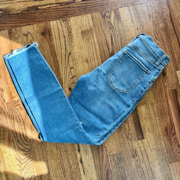 ✨BRAND NEW✨ Abercrombie and Fitch Destroyed Hem High Rise Skinny Jeans - Picture 2 of 4